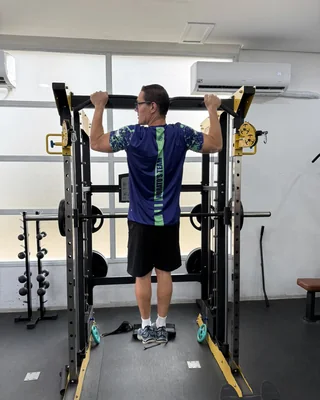 Prof. Henrique Morato treinando força na academia, com a camisa da Morato's Team